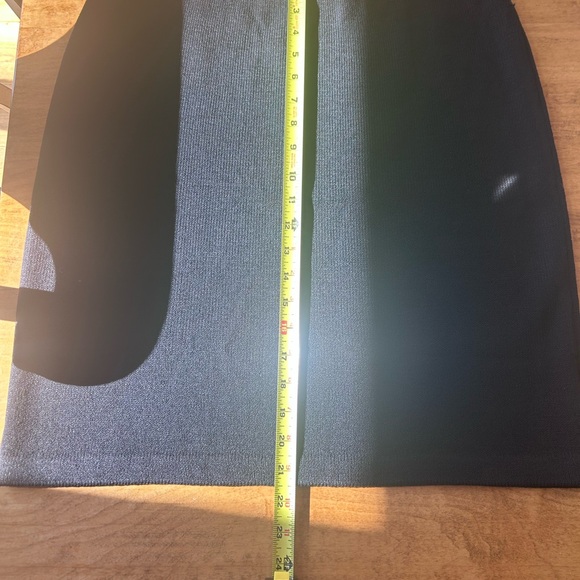 St John Basics Black Boucle Knit Mini Skirt. Size 10 - Picture 5 of 10